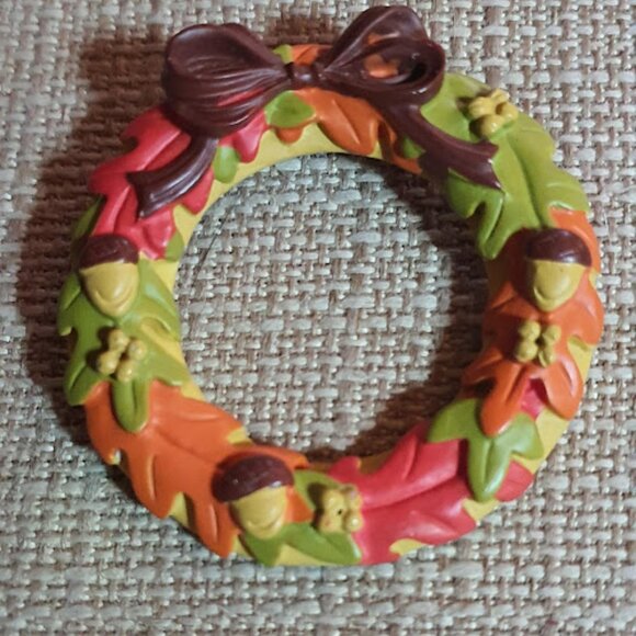 Vintage Hallmark Autumn Wreath Brooch - Picture 1 of 4